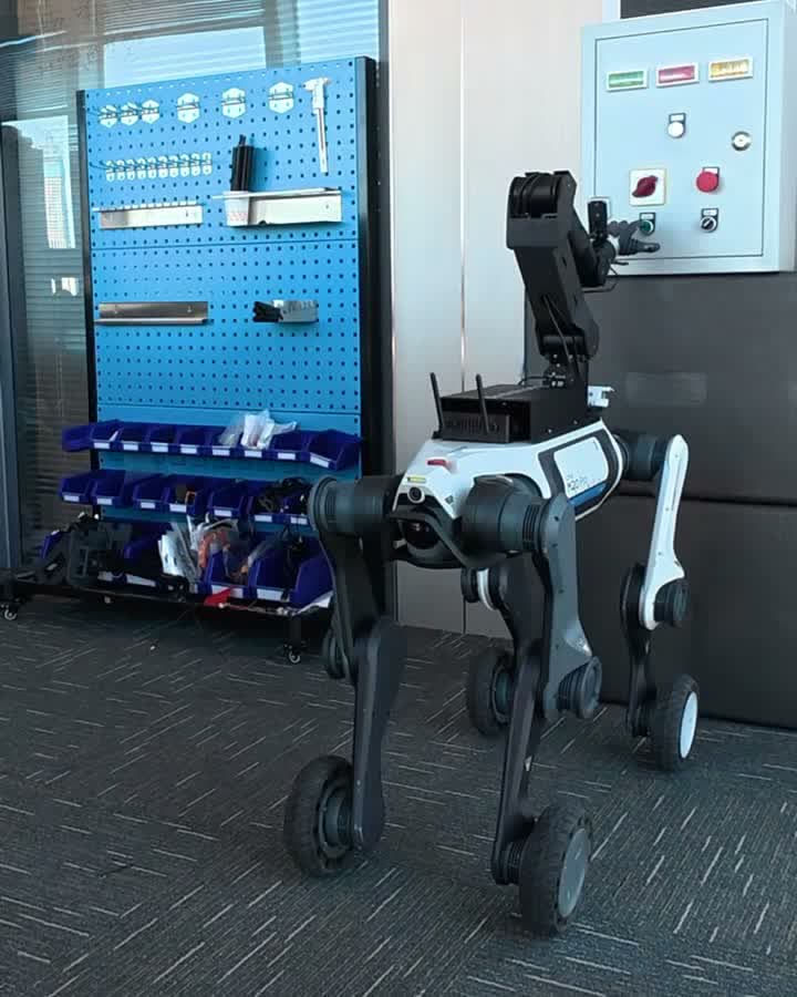 Lynx com braço robótico acionando botão em painel industrial