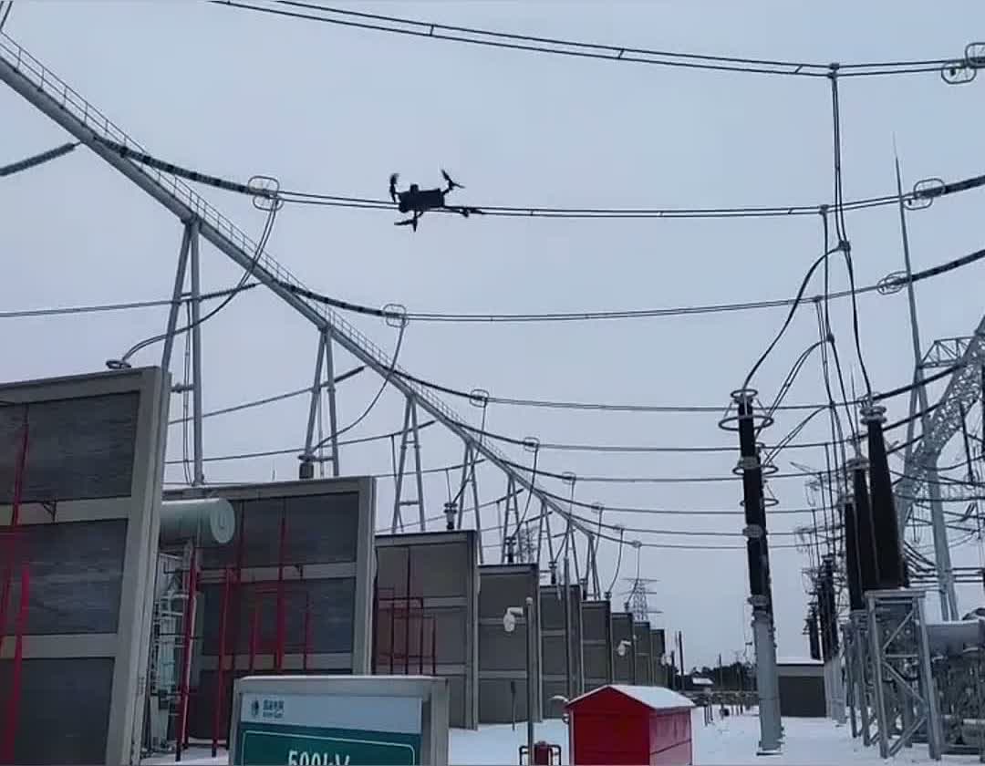 Drone sobrevoando linhas de transmissão congeladas