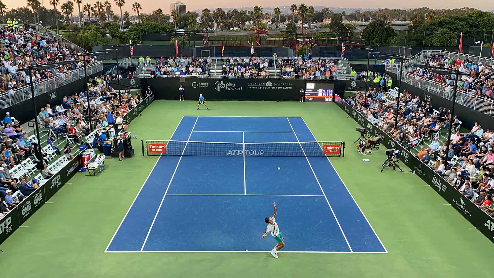 Quadra de tênis lotada em torneio ATP