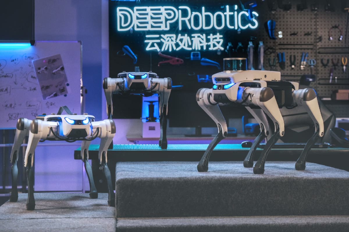 Dupla de Lite3 no estande da Deep Robotics