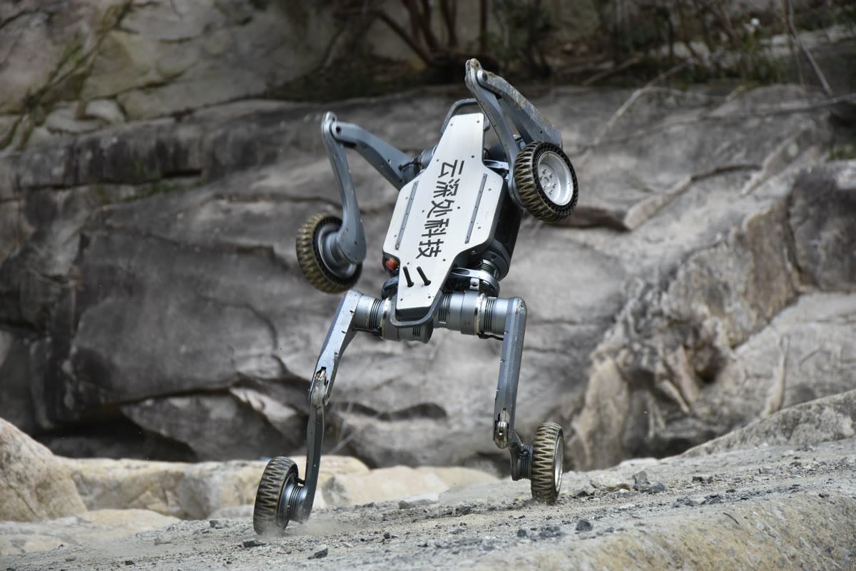 Lynx M20 escalando paredão de pedra