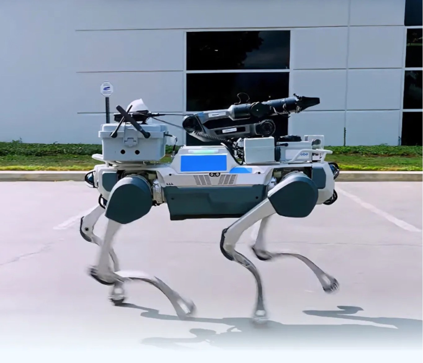 Robô quadrúpede Deep Robotics em ronda autônoma de pátio, à noite